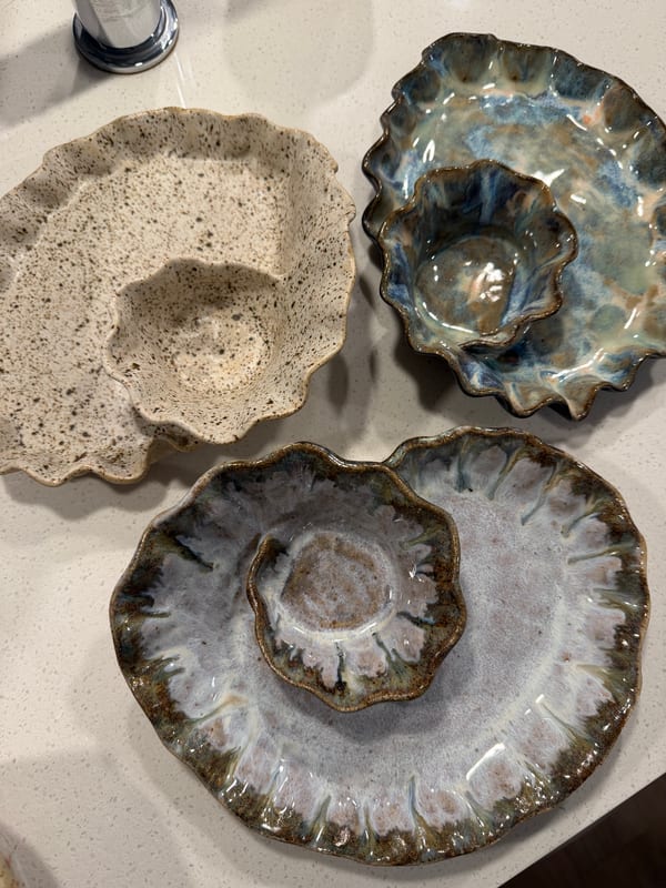 wavy-rimmed spiral chip and dip plates
