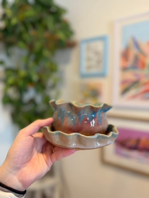 frilly-rimmed pot
