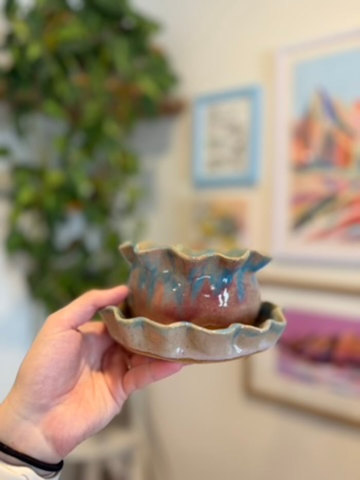 frilly-rimmed pot — view 1