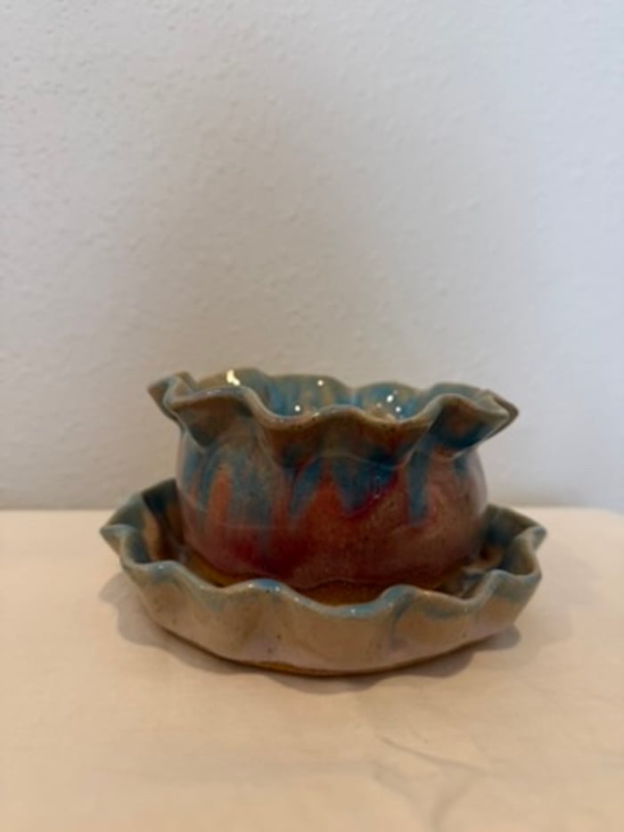 frilly-rimmed pot — view 2