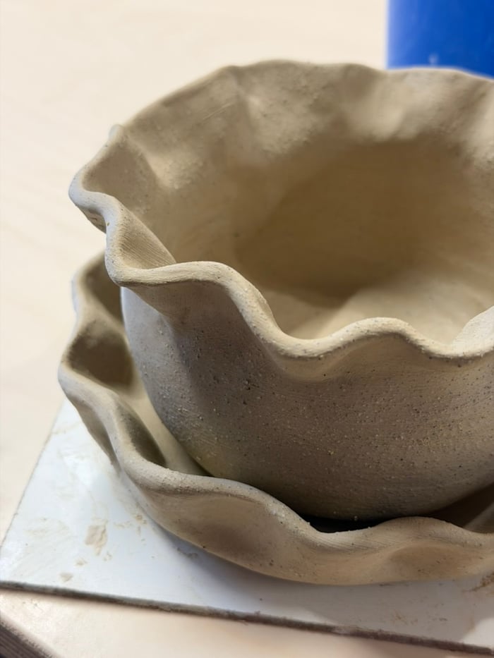 frilly-rimmed pot — view 5